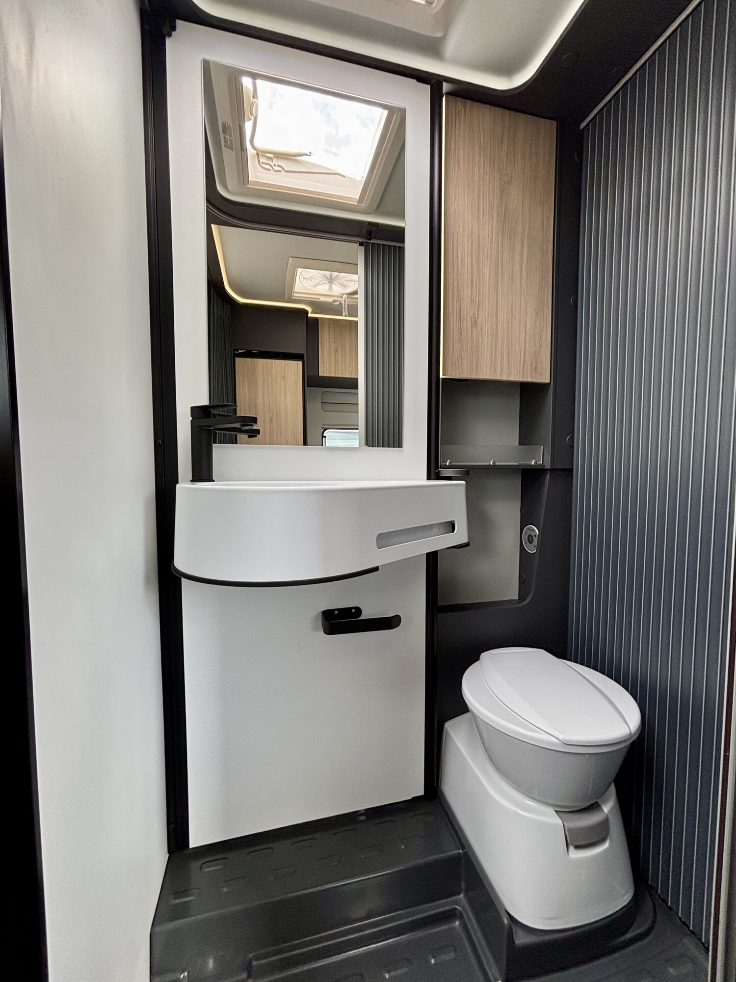 bad waschbecken wc frankia now 7 0 l wohnmobilverleih friedberg frankfurt