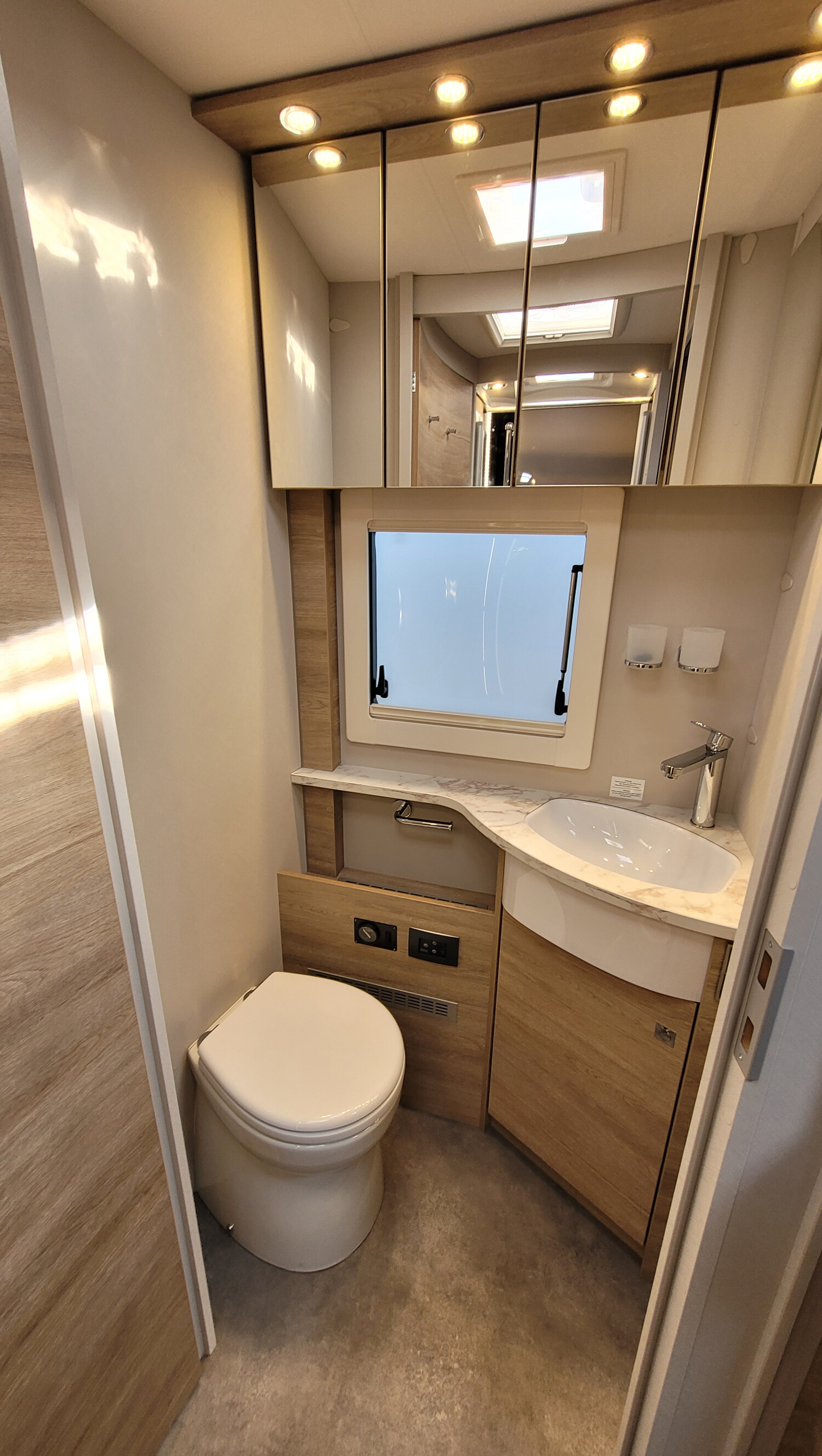 bad wc spiegelschrank waschbecken dethleffs globetrotter xxl a 9000 2 eb