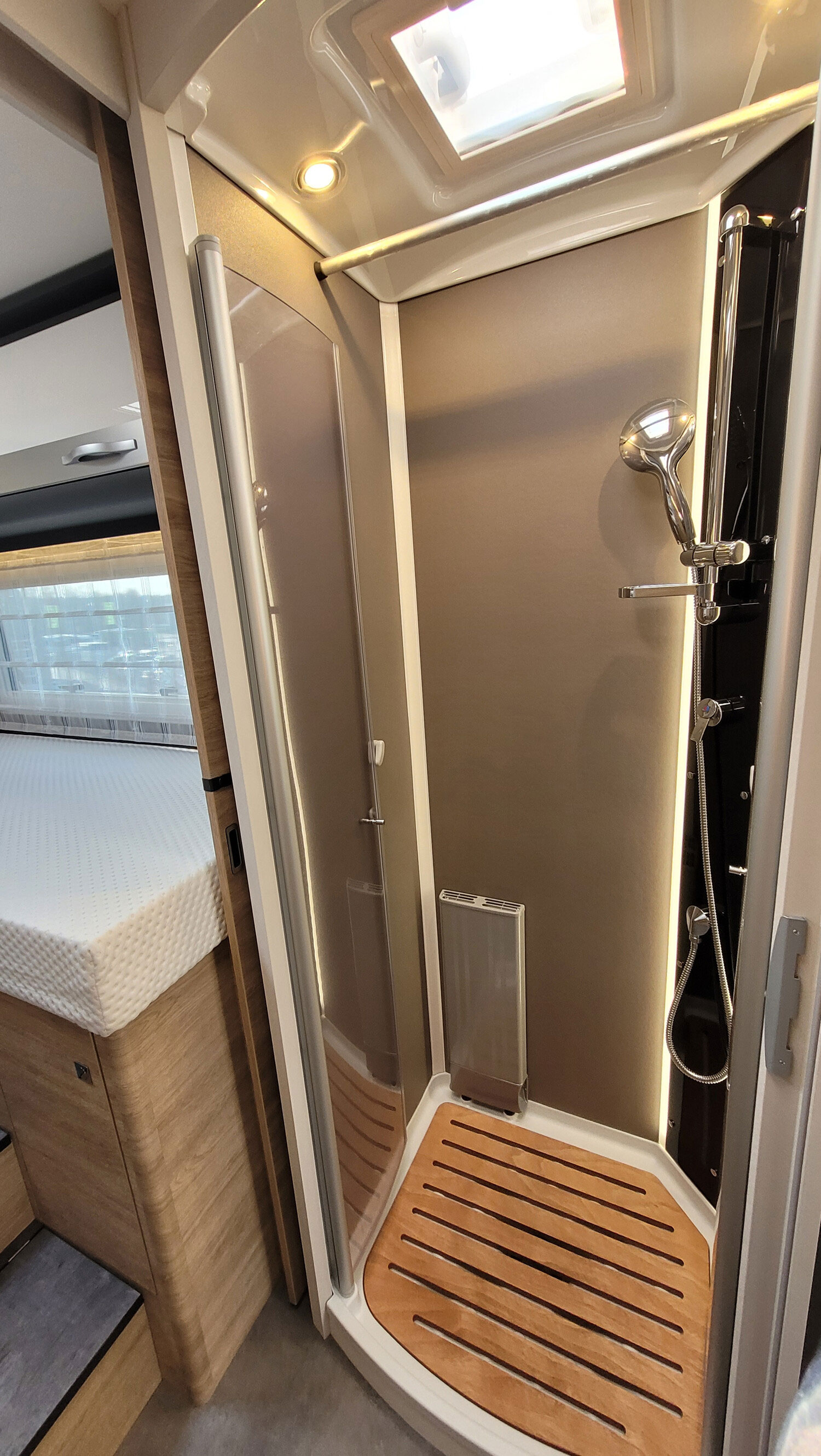 dethleffs globetrotter xxl a 9000 2 eb bad dusche