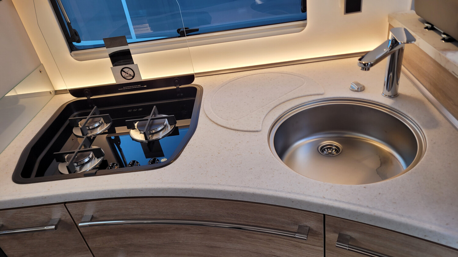 dethleffs globetrotter xxl a 9000 2 eb kueche herd spuele