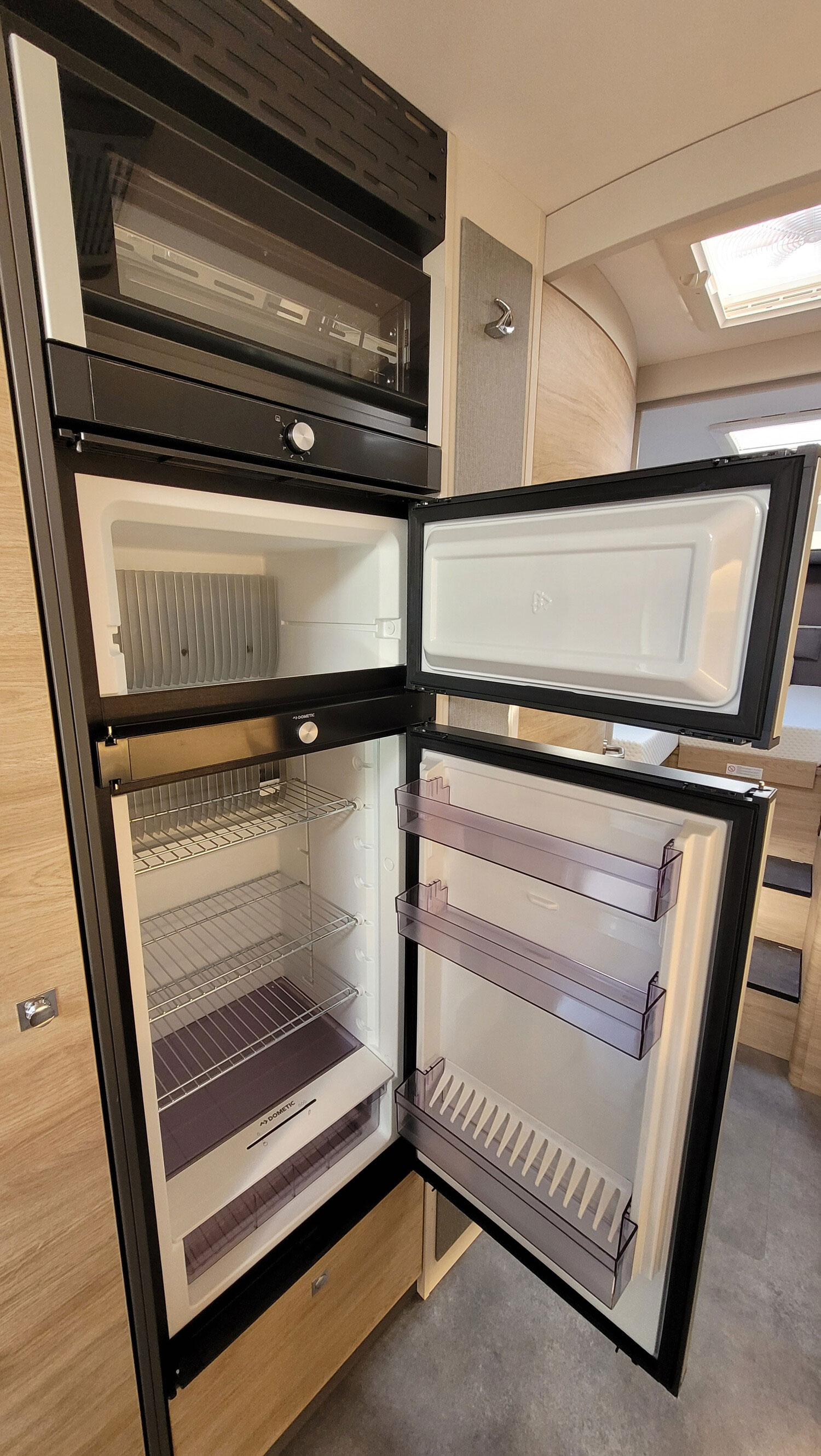 dethleffs globetrotter xxl a 9000 2 eb kuehlschrank