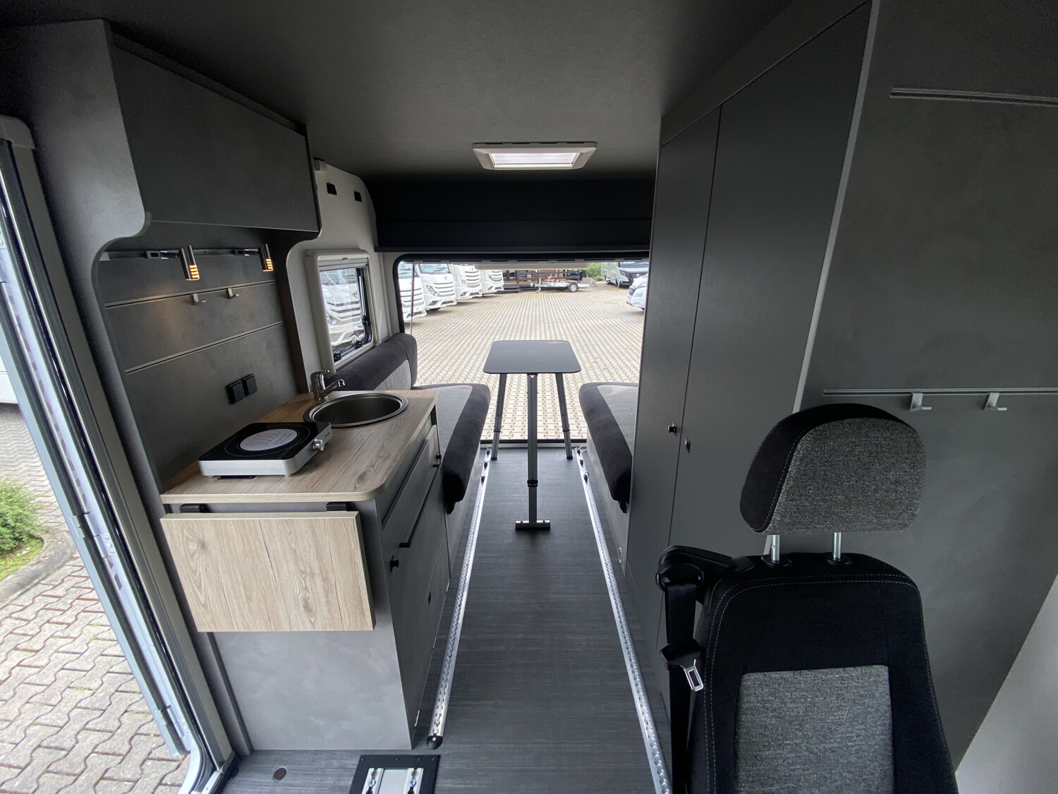 dethleffs yoka go t 1 wohnraum kueche sitzen schlafen