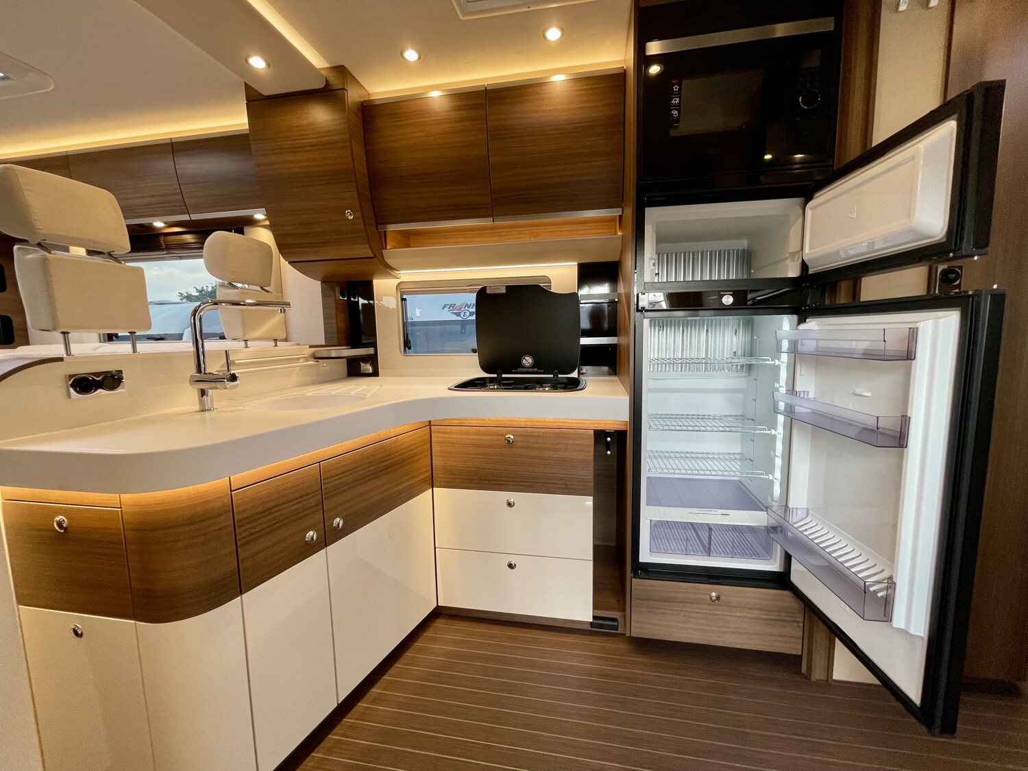 luxus kueche kuehlschrank concorde carver 890 rrl innenansicht