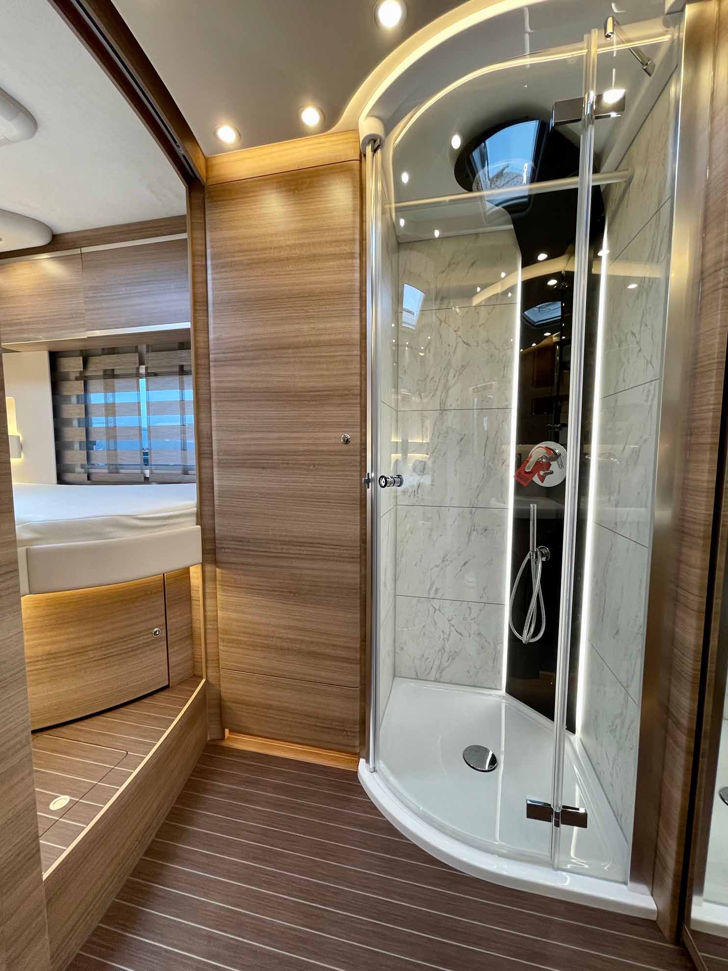 luxus wohnmobil innen concorde charisma 860 li dusche