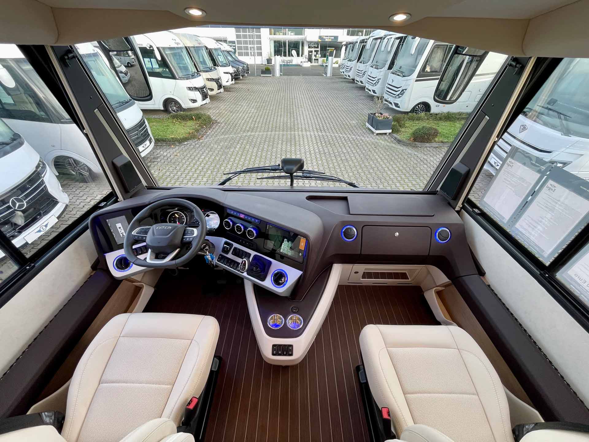 premium wohnmobil mieten concorde charisma 860 li interieur fahrerhaus