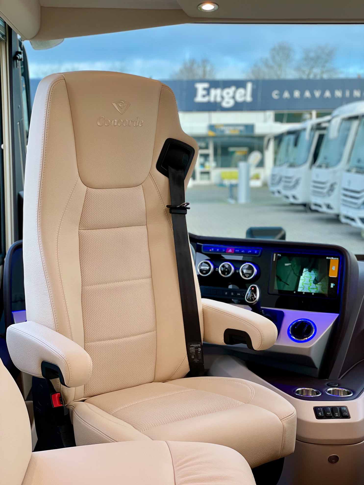 premium wohnmobil mieten concorde charisma 860 li interieur ledersitz
