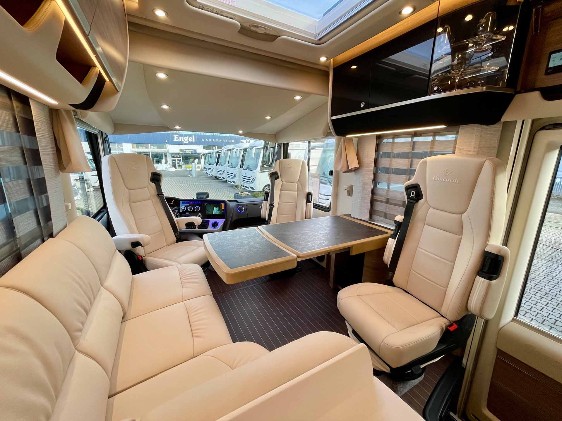 premium wohnmobil mieten concorde charisma 860 li interieur sitzgruppe