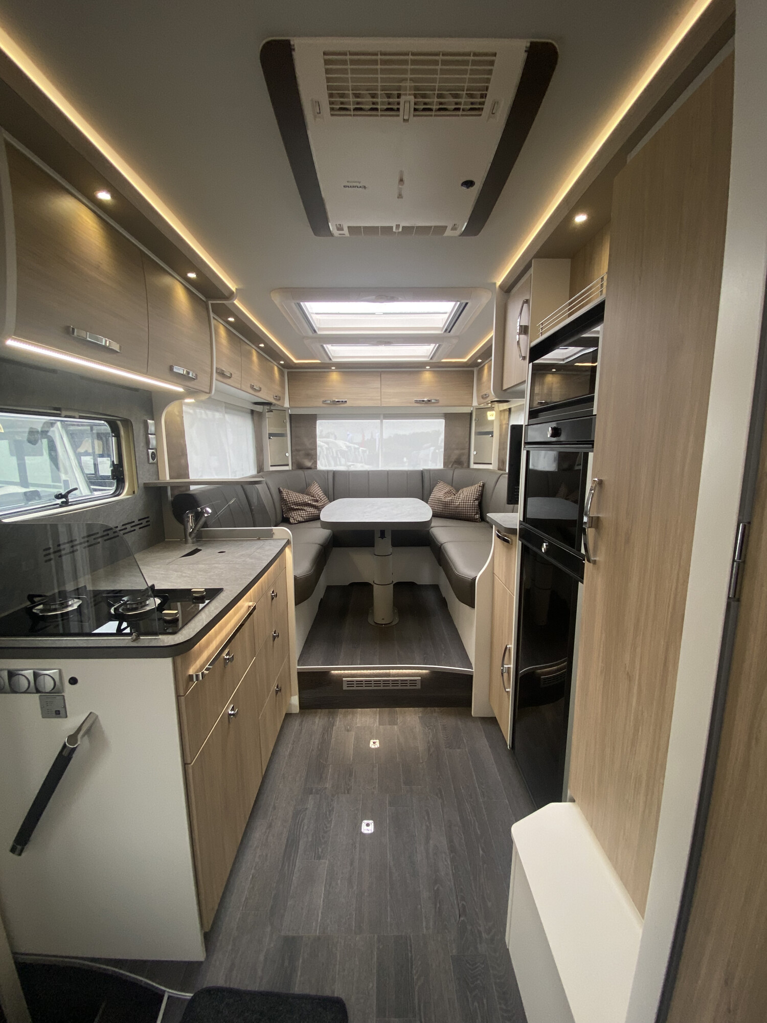 vermietung von wohnmobilen frankia f line a 740 plus wohnraum kueche sitzgruppe