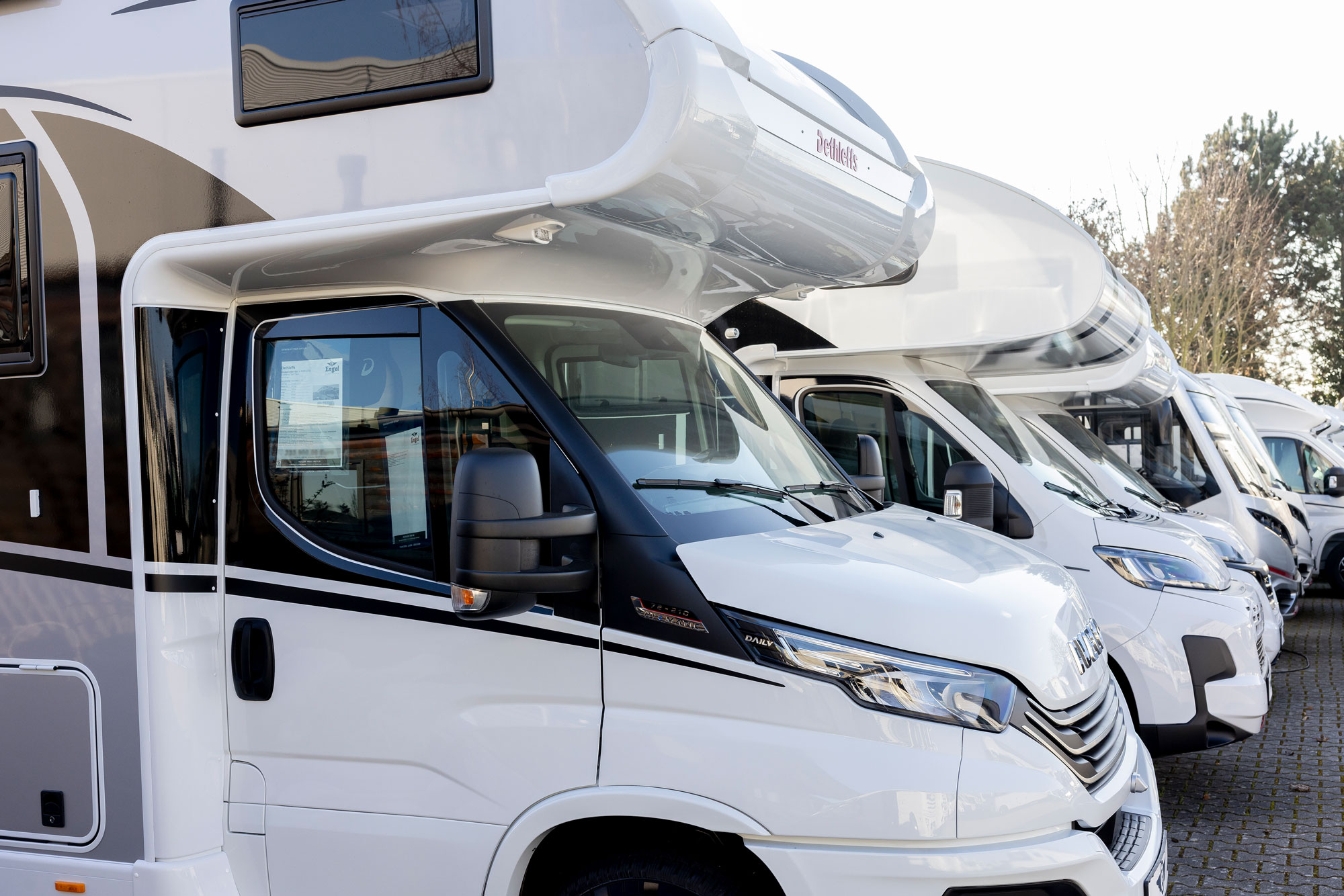 wohnmobil ausstellung engel caravaning dethleffs wohnmobile nahaufnahme