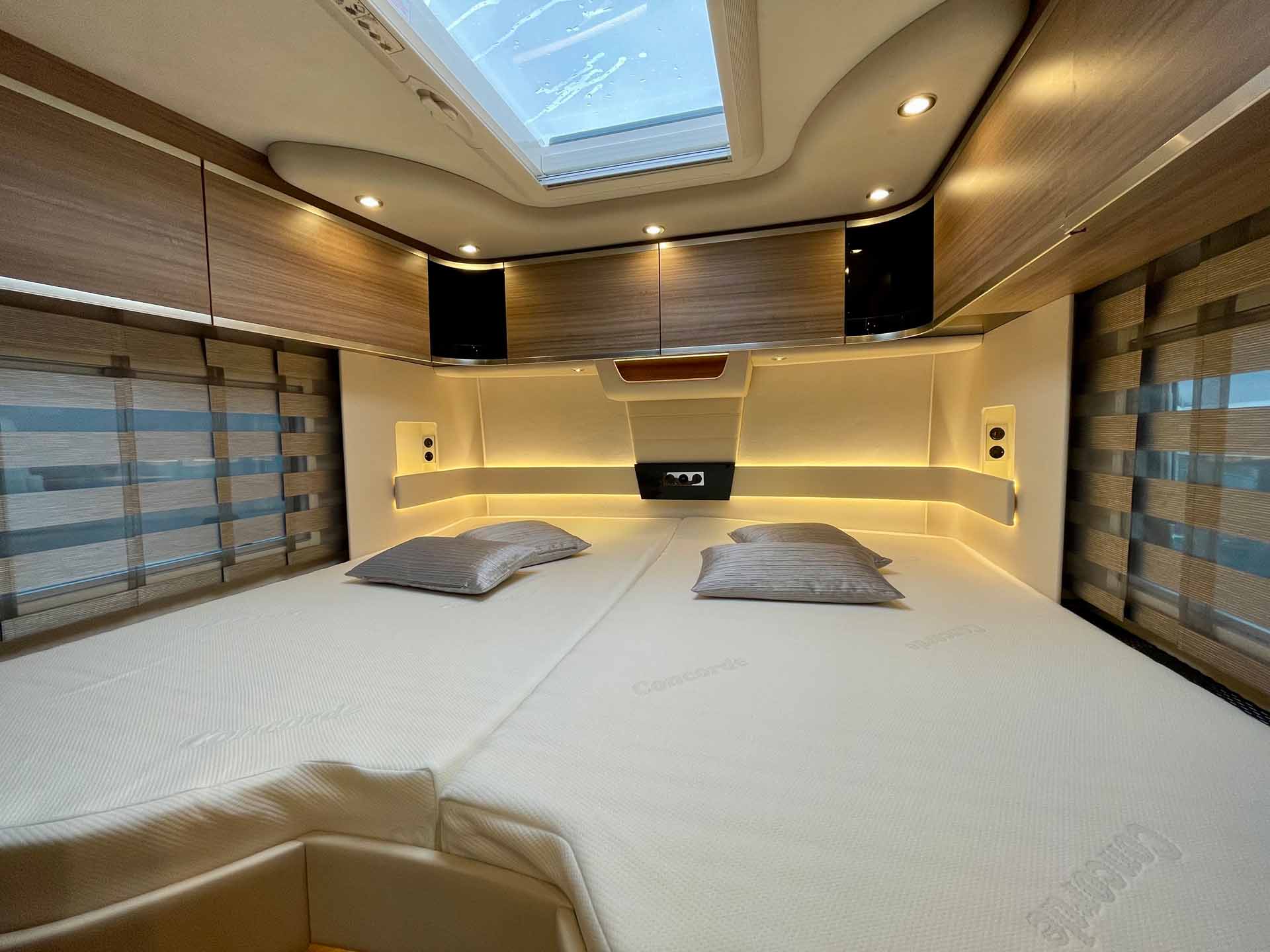wohnmobil luxus innen bett concorde charisma 860 li