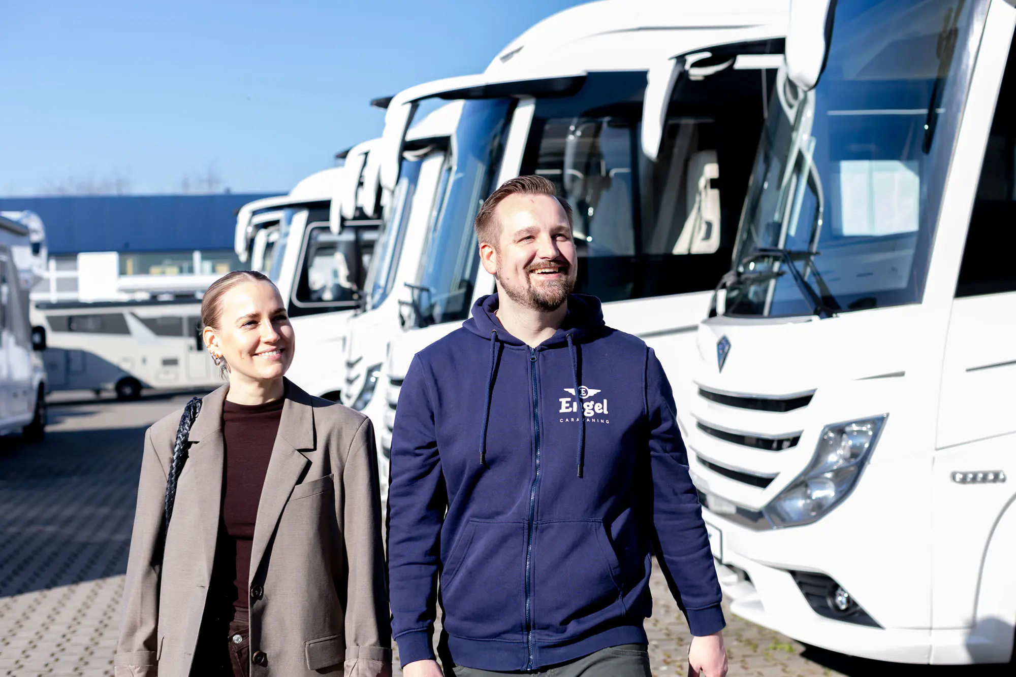 kundin verkaufsberater fahrzeugausstellung