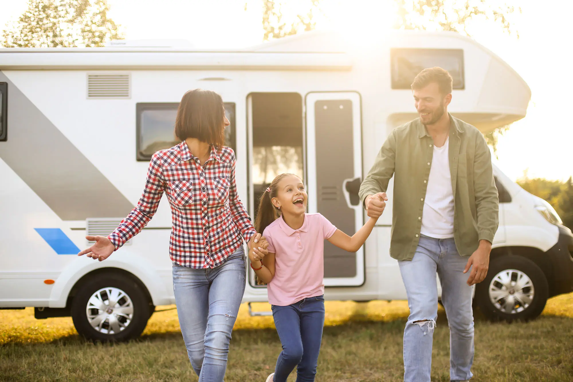 familie gluecklich wohnmobil outdoor