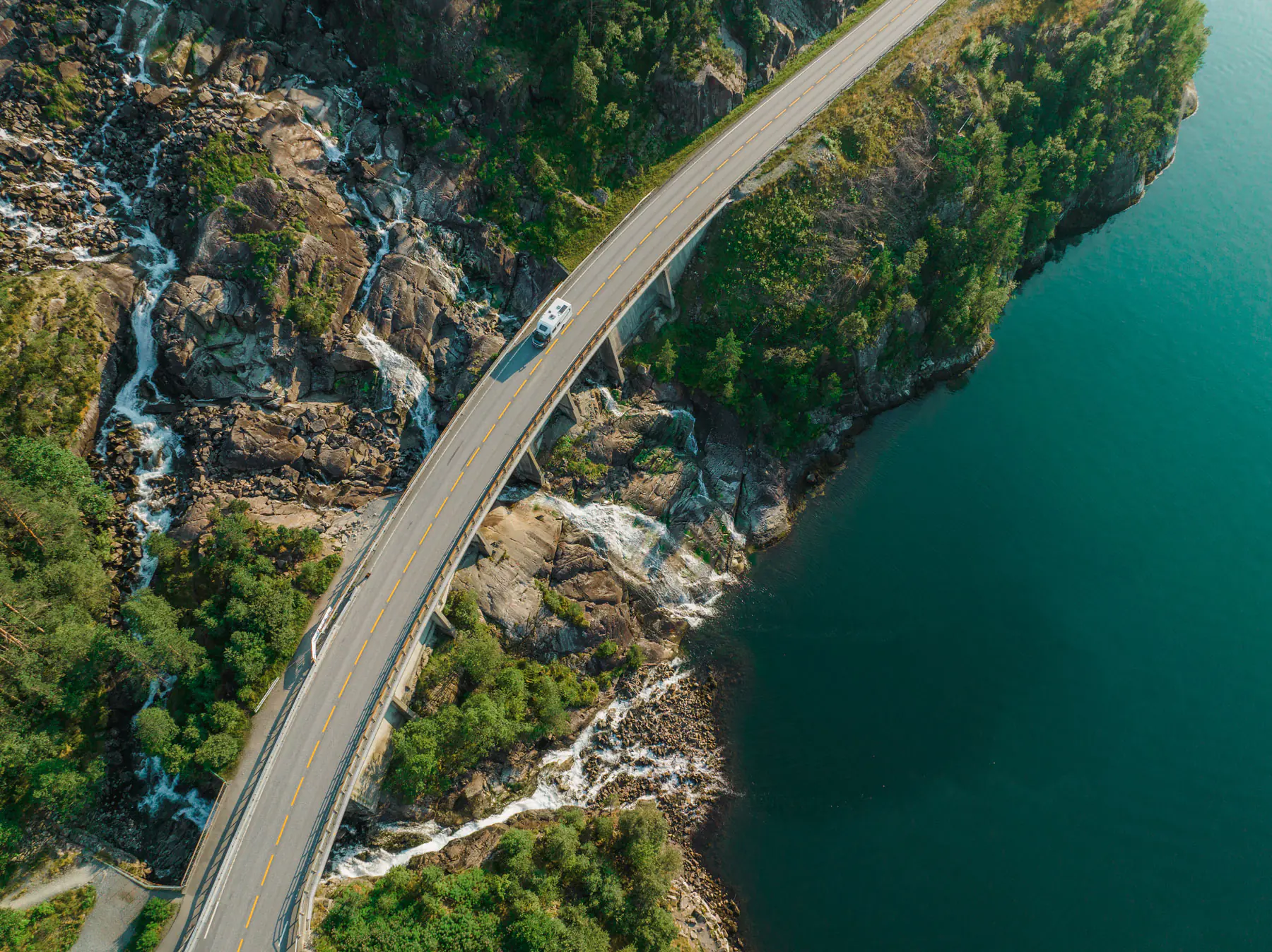wohnmobil landschaft straße berge wasserfälle see