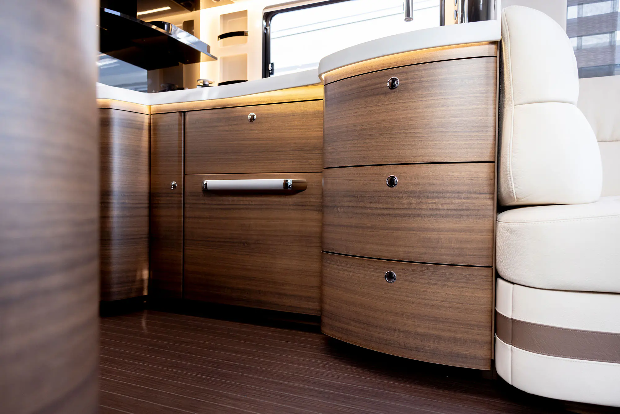 concorde luxus reisemobil interieur kueche massivholz