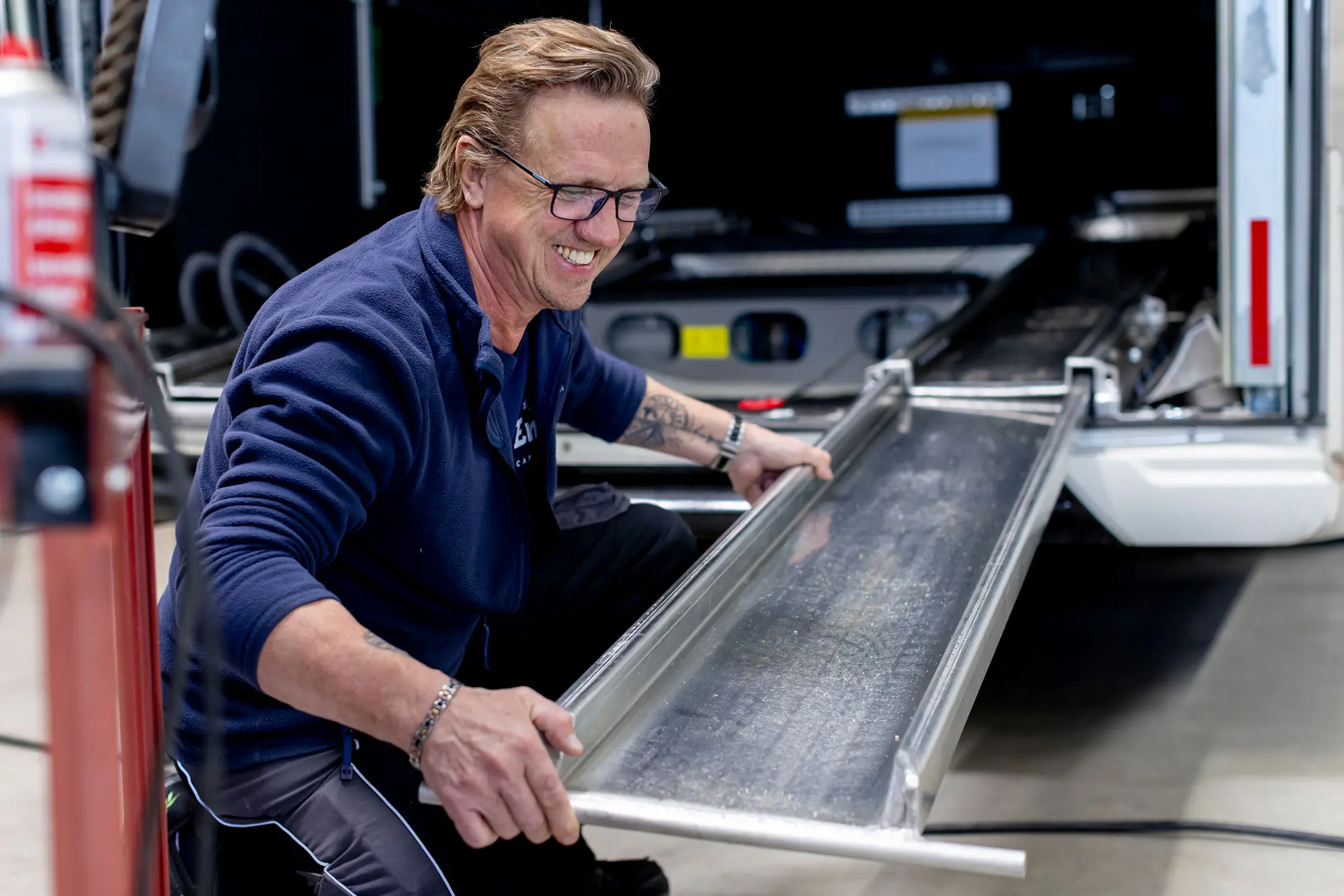 monteur bei der arbeit lastenschiene concorde werkstatt