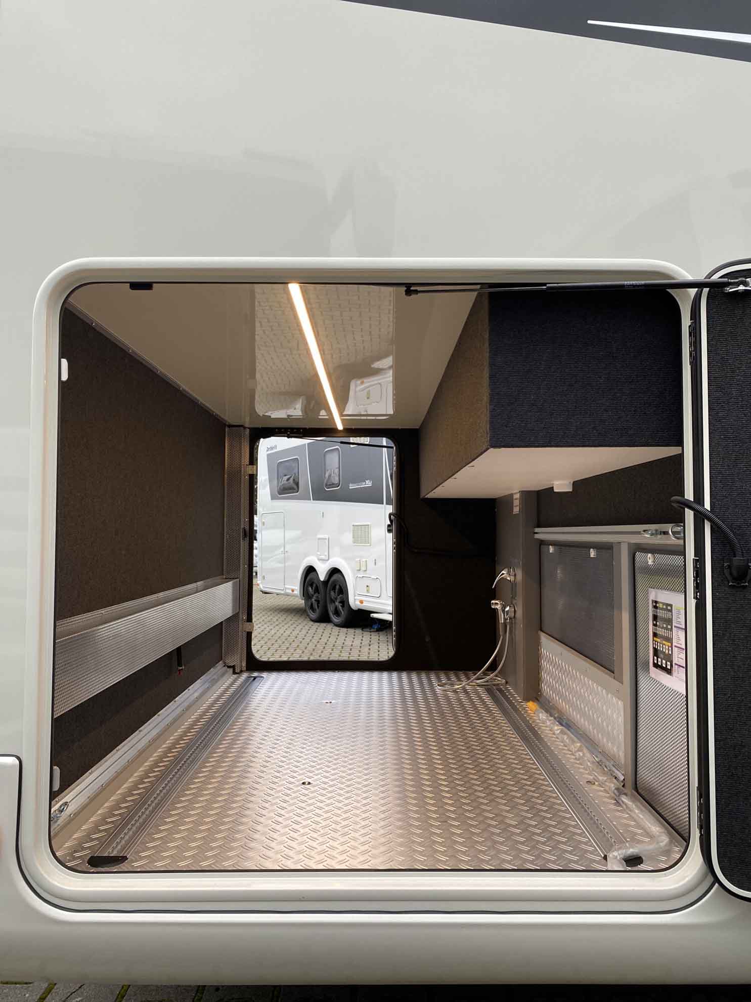 engel-caravaning-wohnmobil-mieten-concorde-carver-890_rrl-13