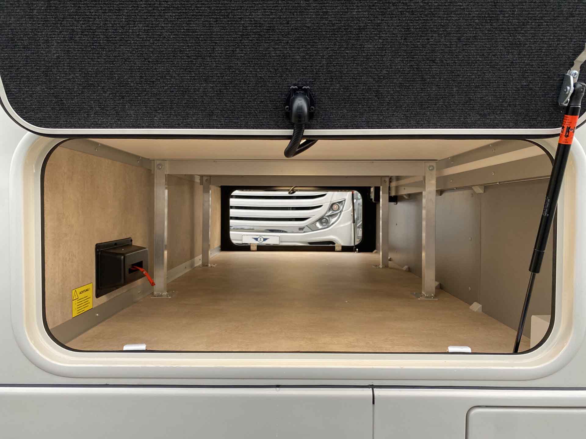 engel-caravaning-wohnmobil-mieten-concorde-carver-890_rrl-15