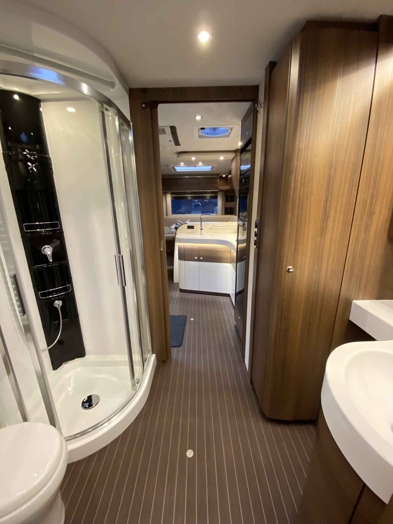 engel-caravaning-wohnmobil-mieten-concorde-carver-890_rrl-2