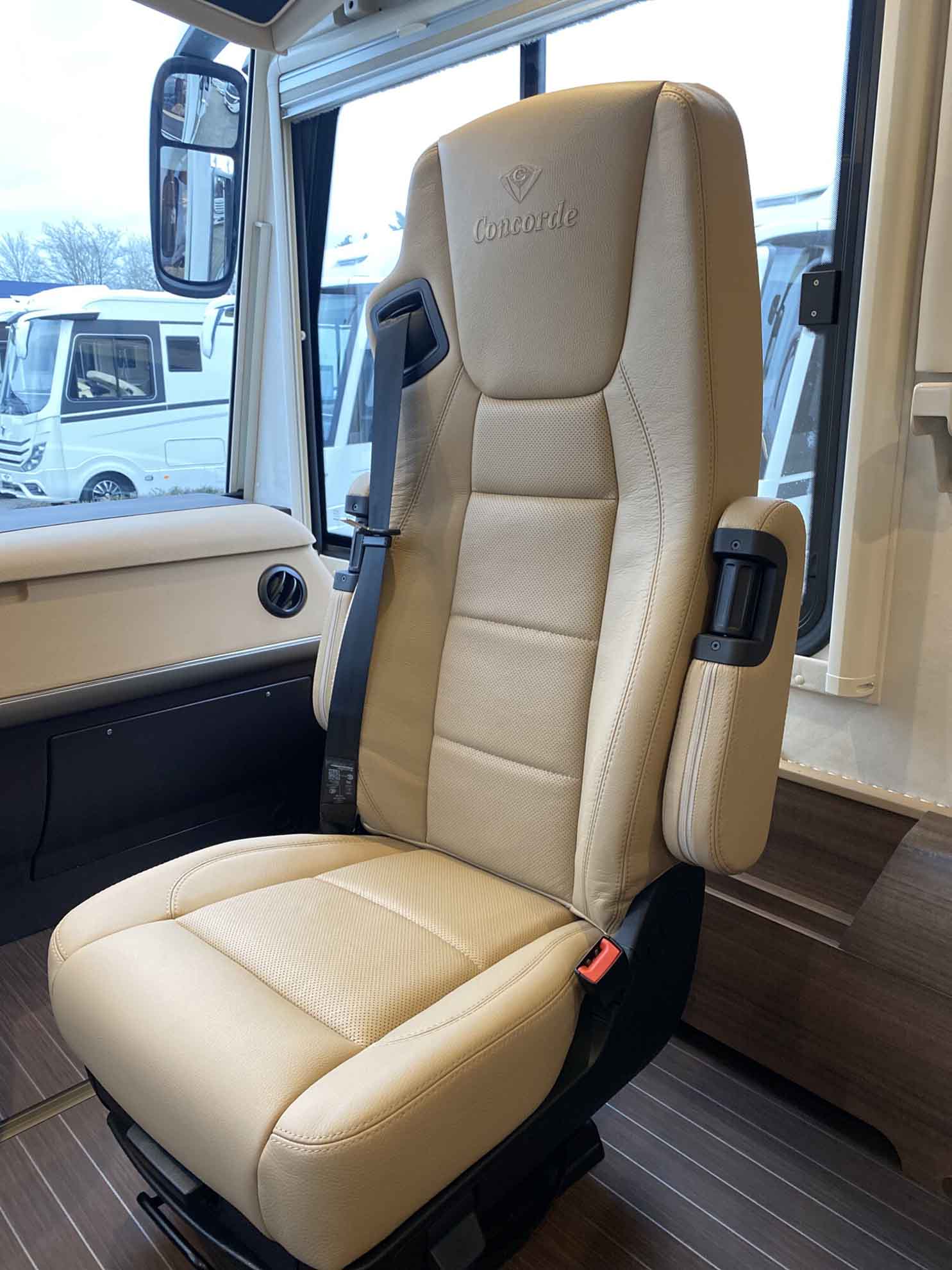 engel-caravaning-wohnmobil-mieten-concorde-carver-890_rrl-21