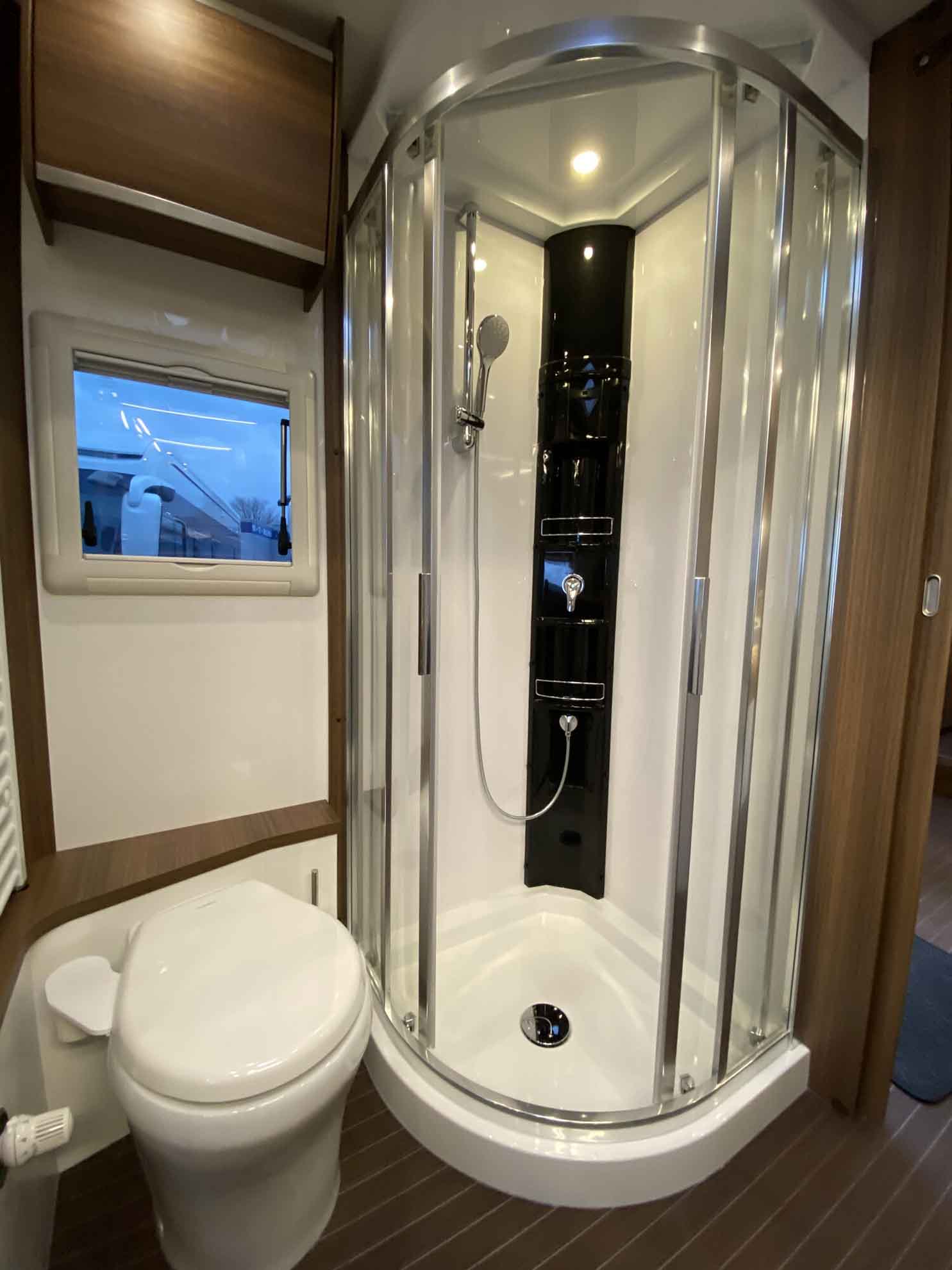 engel-caravaning-wohnmobil-mieten-concorde-carver-890_rrl-3
