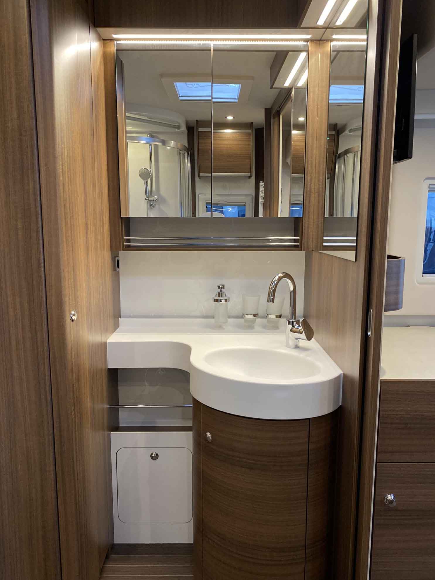 engel-caravaning-wohnmobil-mieten-concorde-carver-890_rrl-4