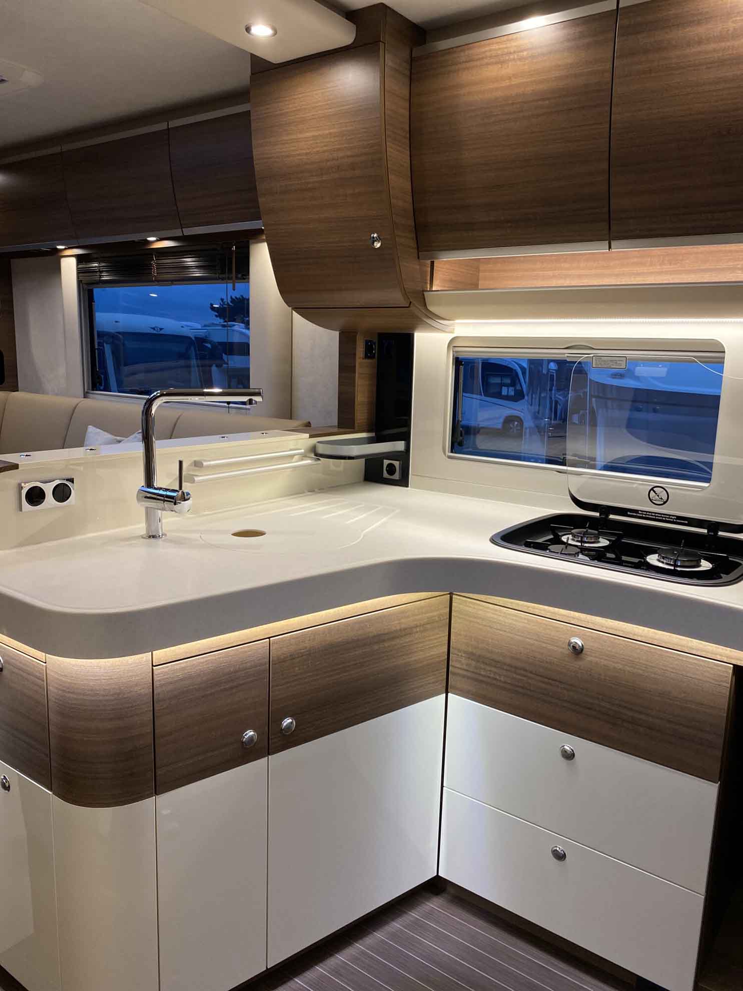 engel-caravaning-wohnmobil-mieten-concorde-carver-890_rrl-6