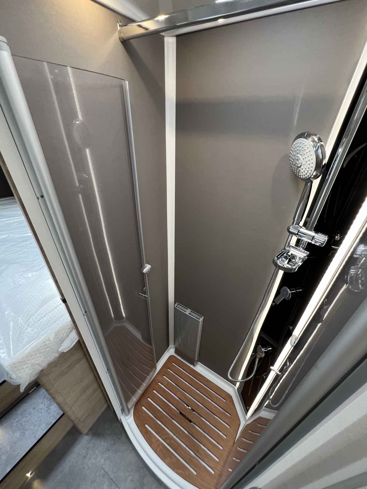 engel-caravaning-wohnmobil-mieten-dethleffs-globetrotter_xxl-a_9000-2_eb-5