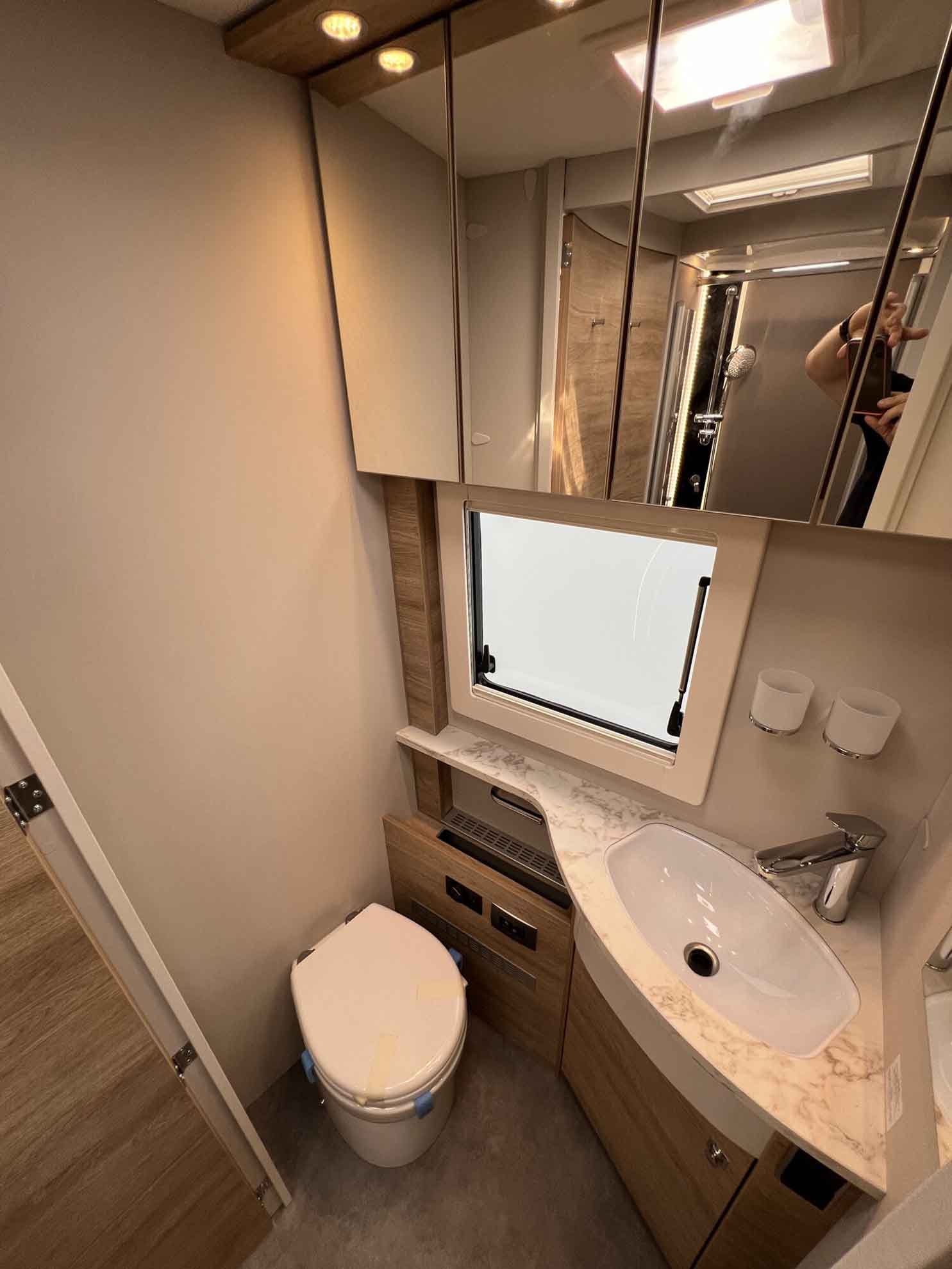 engel-caravaning-wohnmobil-mieten-dethleffs-globetrotter_xxl-a_9000-2_eb-6