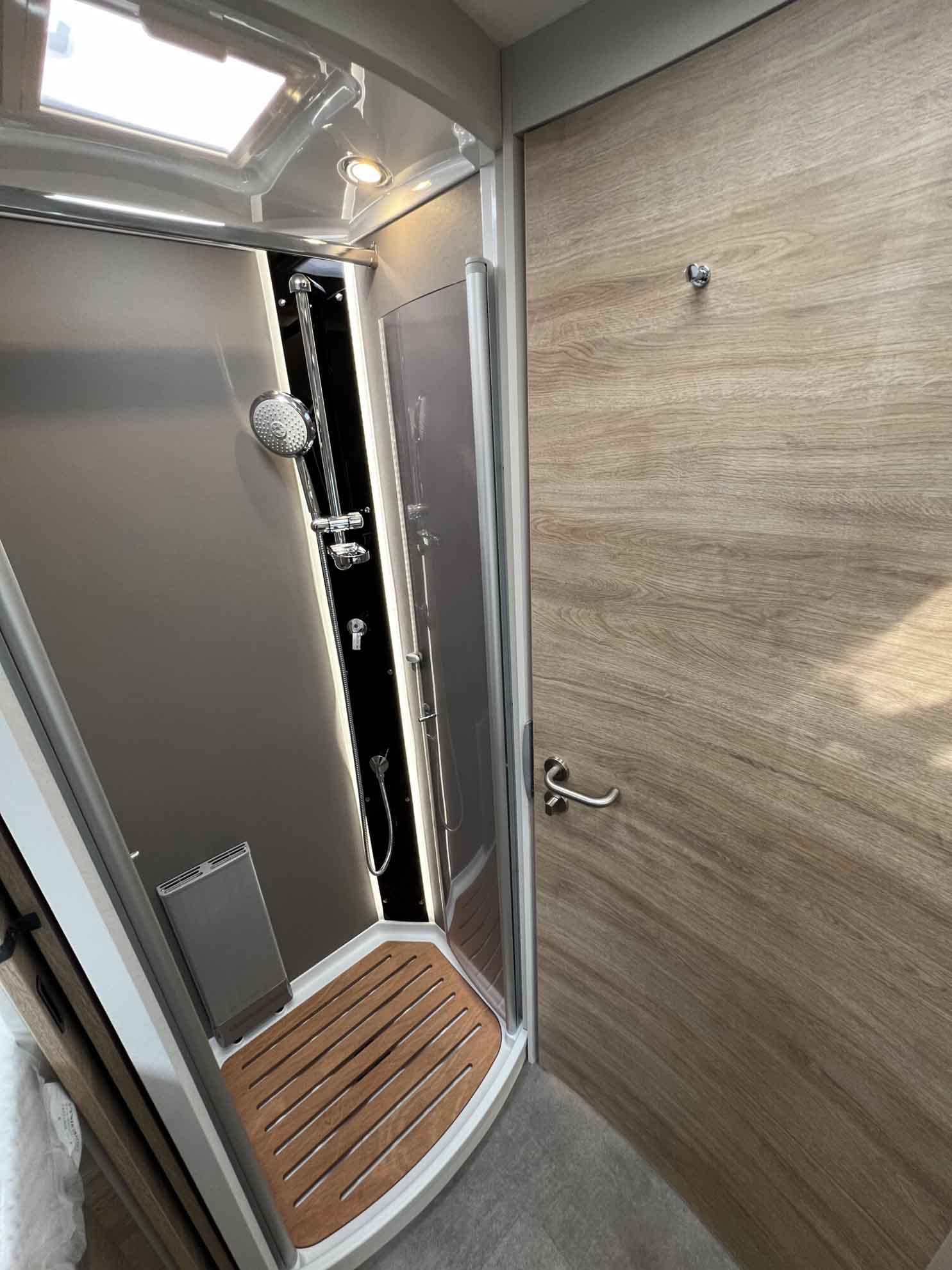 engel-caravaning-wohnmobil-mieten-dethleffs-globetrotter_xxl-a_9000-2_eb-7