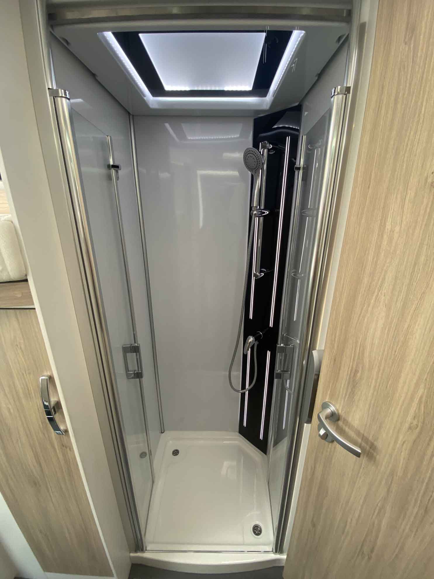 engel-caravaning-wohnmobil-mieten-frankia-f-line-a_740_plus_4,5_t-13