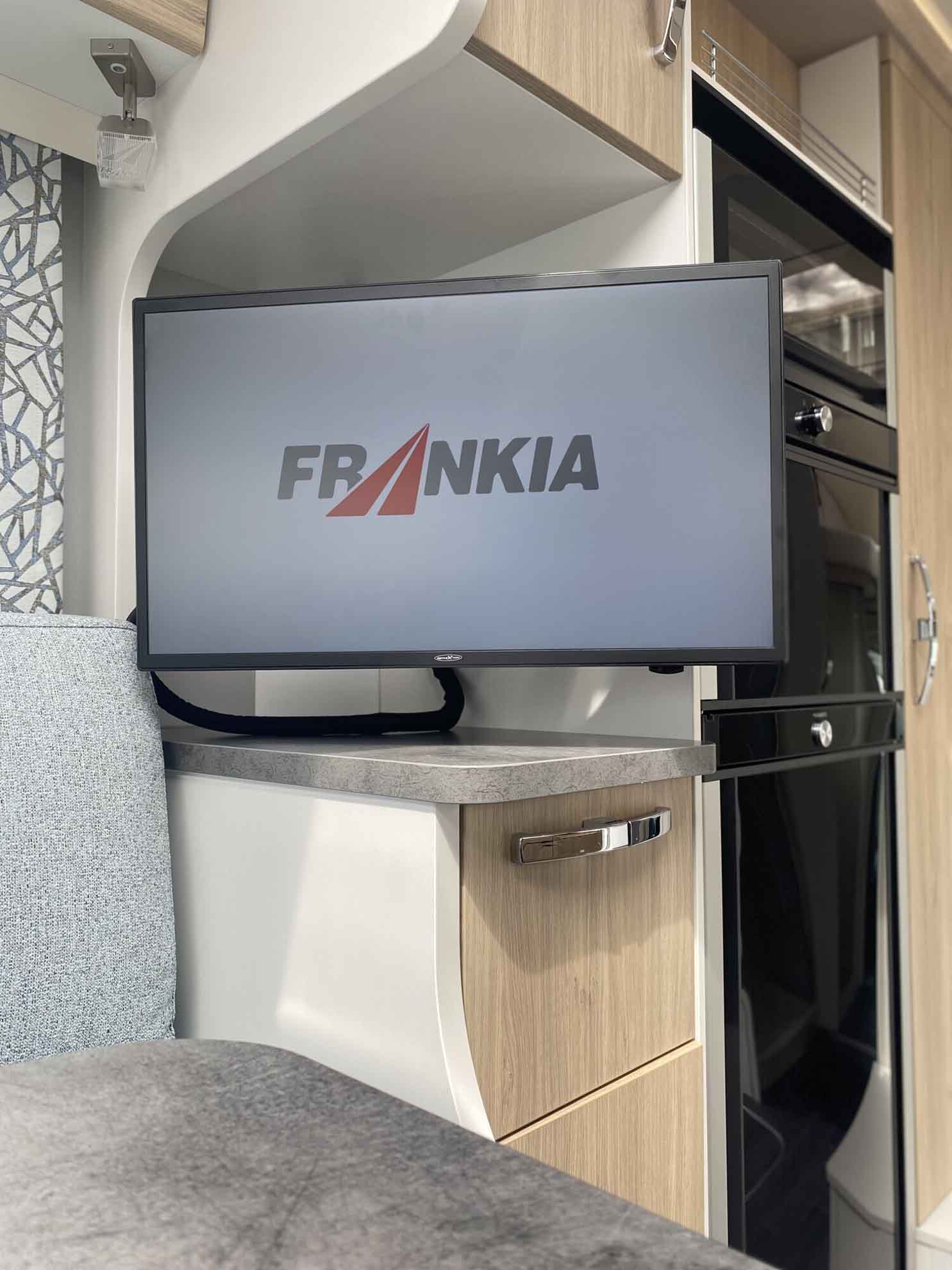 engel-caravaning-wohnmobil-mieten-frankia-f-line-a_740_plus_4,5_t-8
