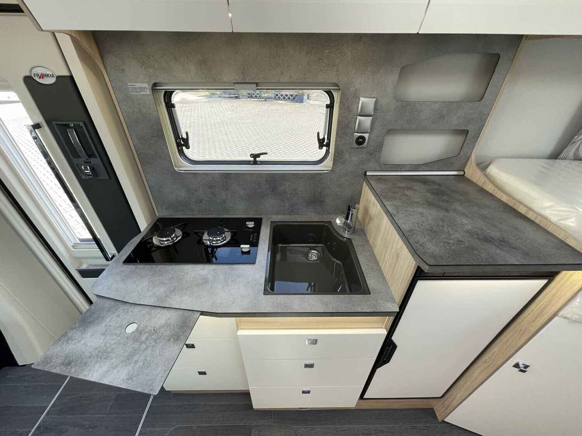 engel-caravaning-wohnmobil-mieten-frankia-neo-mt_7_gdk_blackline-16