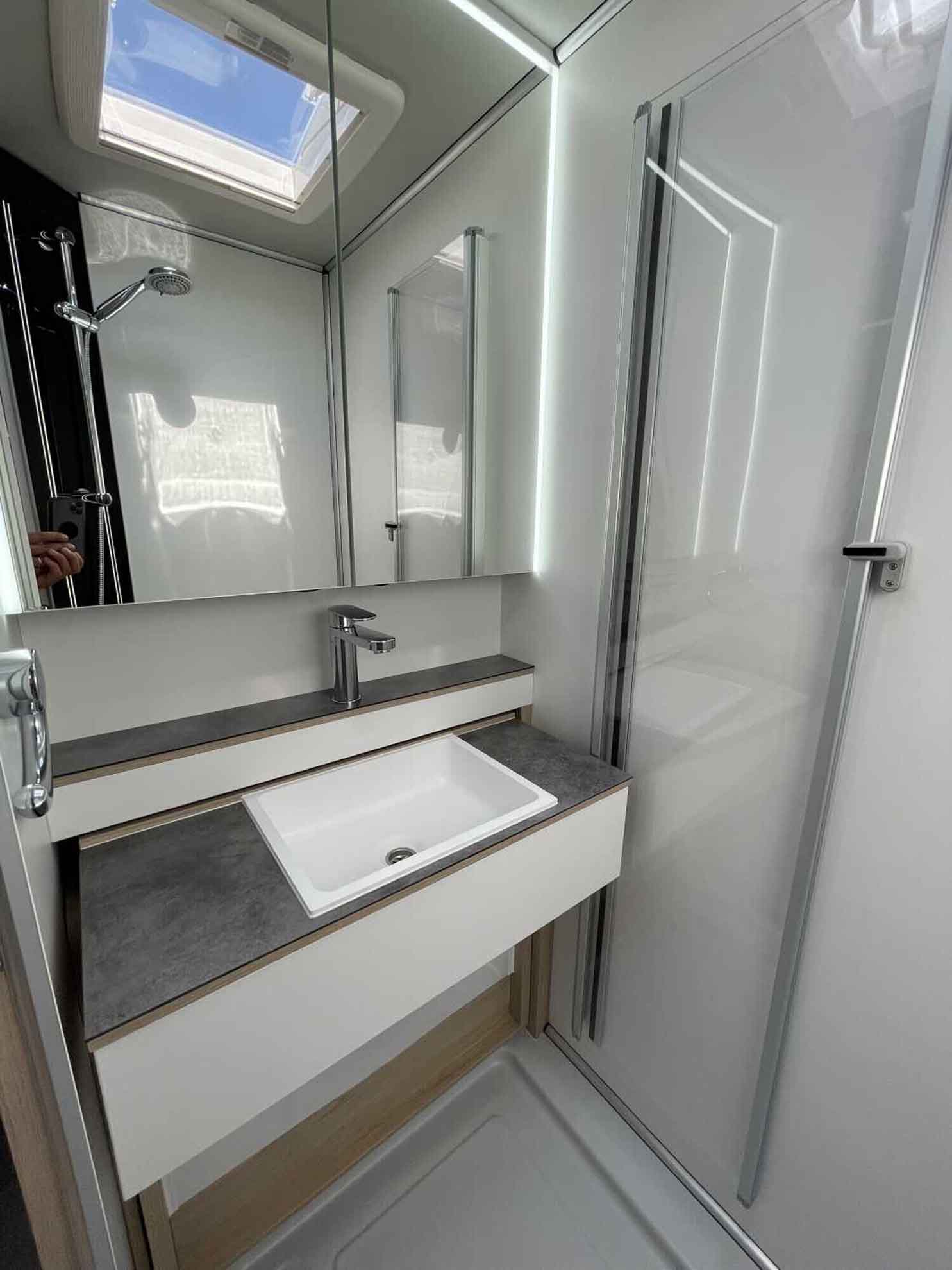 engel-caravaning-wohnmobil-mieten-frankia-neo-mt_7_gdk_blackline-3