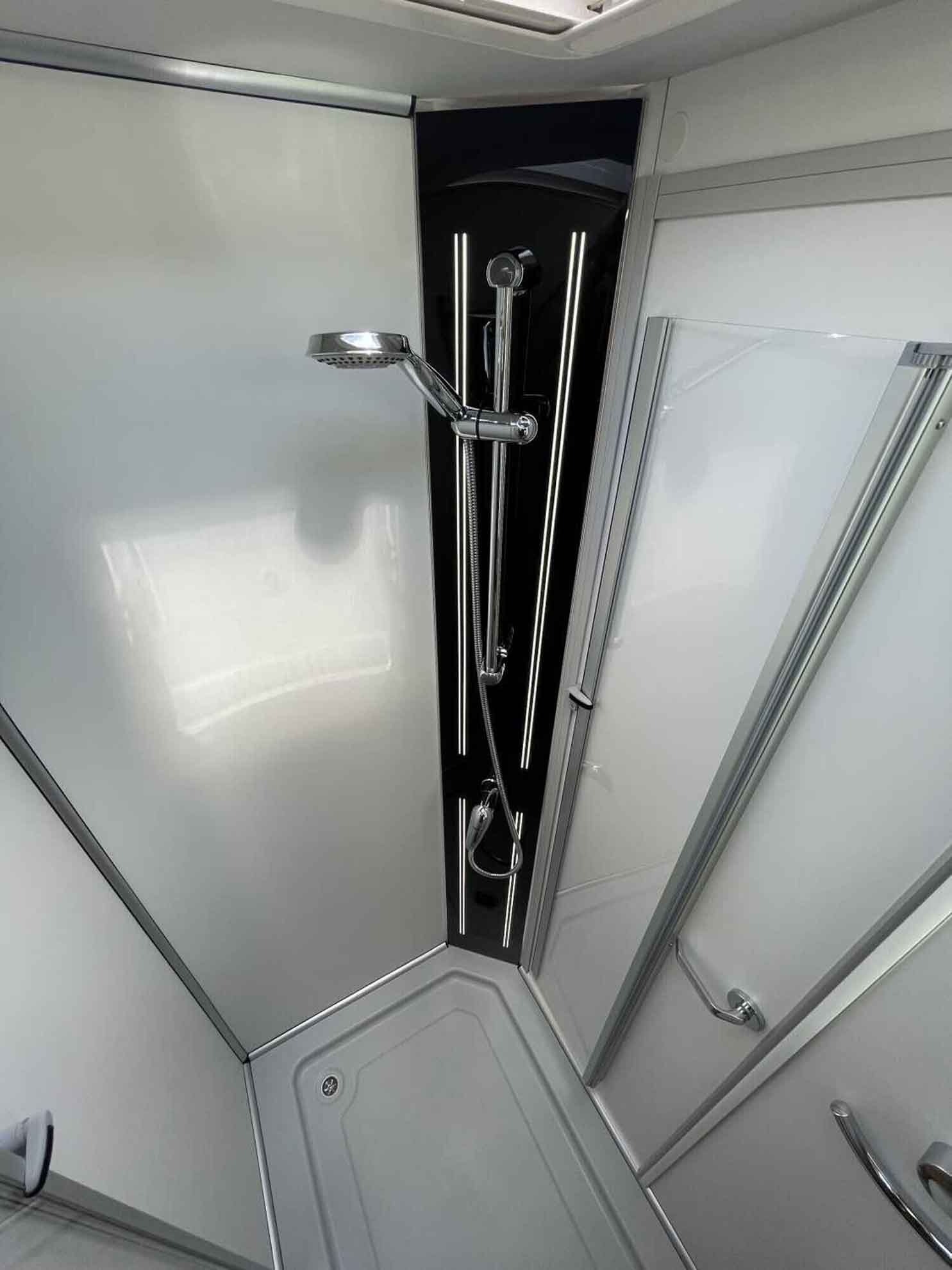 engel-caravaning-wohnmobil-mieten-frankia-neo-mt_7_gdk_blackline-5