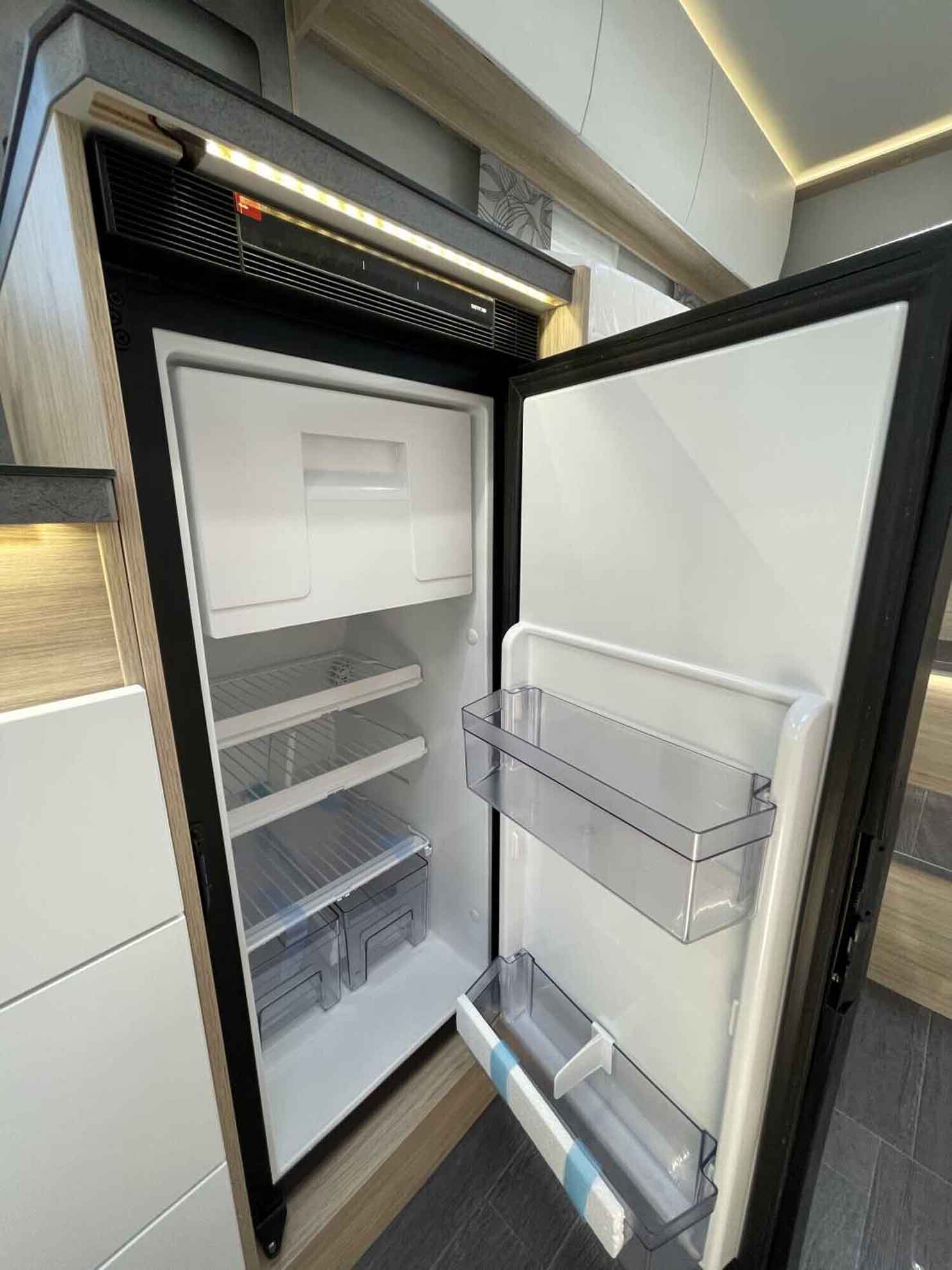 engel-caravaning-wohnmobil-mieten-frankia-neo-mt_7_gdk_blackline-7